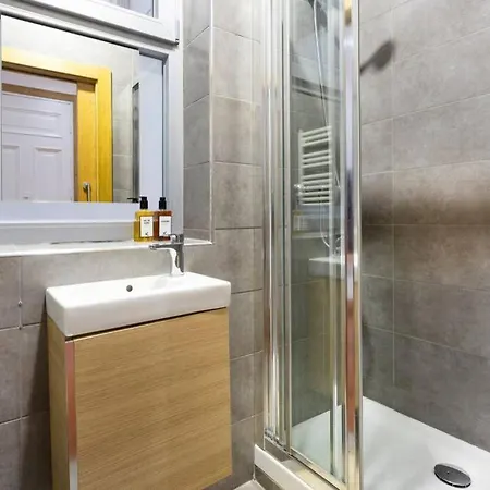 Apartment Isozaki. 5 Dormitorios Y Jardin Privado Al Lado Del Guggenheim Bilbao